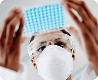 صورة لباحث مختبر